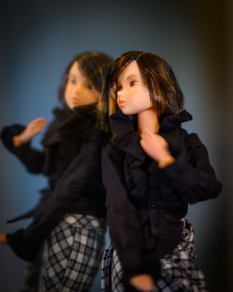 Momoko Black Coffee doll looking in a mirror.
