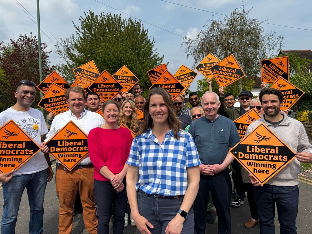 Our brilliant Sutton Council by-election candidate Lisa Webster is joined by local MPs Helen Maguire, Bobby Dean, Luke Taylor and local activists to campaign in Carshalton South & Clockhouse. 🔶