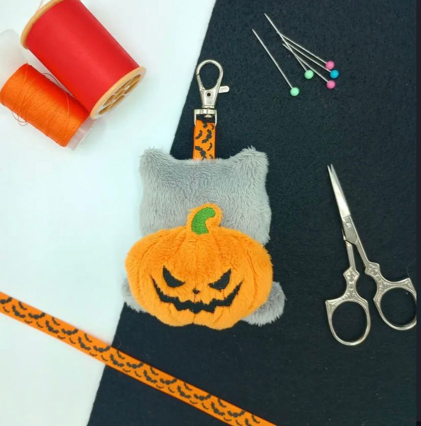 A Pumpkin Bulbasaur turned around to show the pumpkin