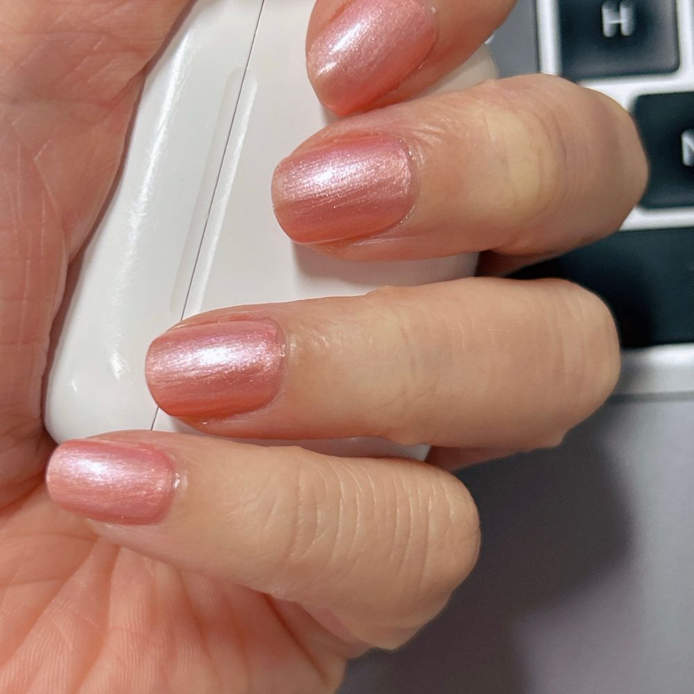 サテンピンクのネイルポリッシュを塗った左指の写真