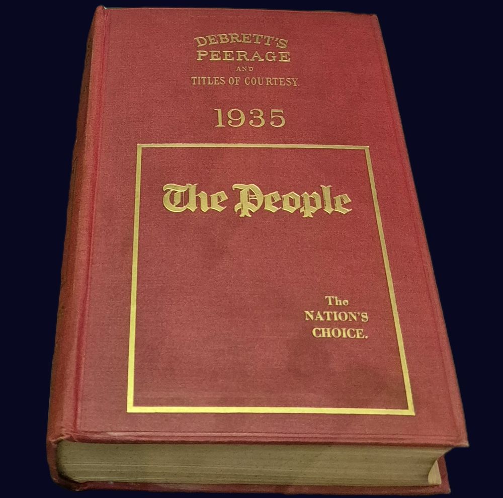Ein rotes Buch mit goldener Schrift „The People. The NATION‘S CHOICE.“ Darüber steht „DEBRETT’S PEERAGE AND TITLES OF COURTESY. 1935“.
