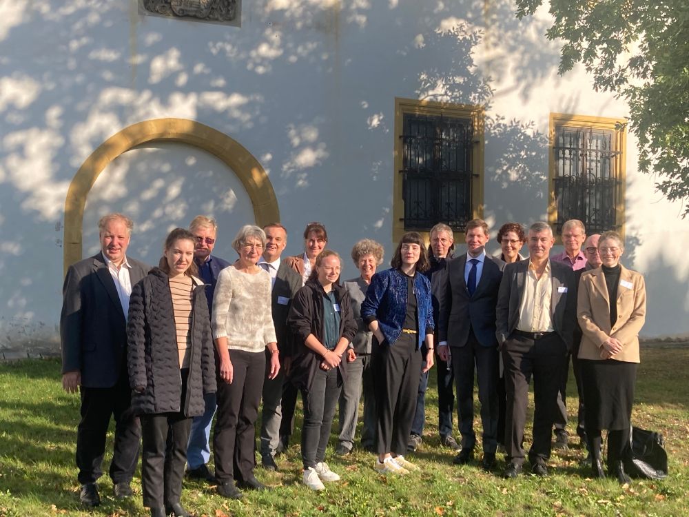 Gruppenfoto vor dem Ostturm von Schloss Friedenstein