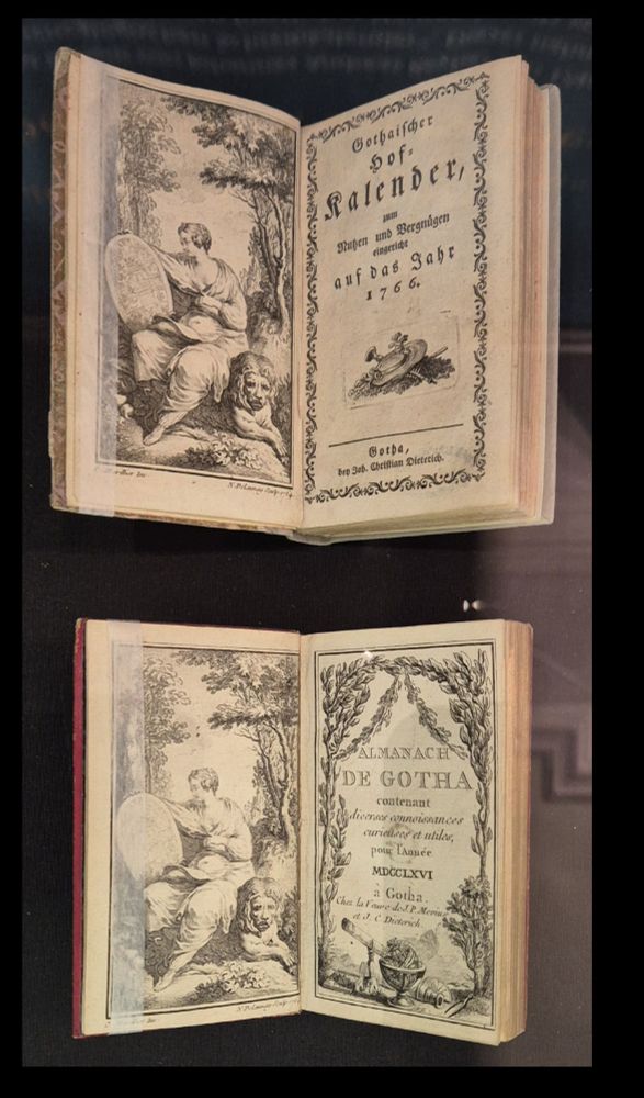 Zwei aufgeschlagene Bücher übereinander angeordnet mit Titelangabe (rechts) und Kupfer (links).
Signatur der in der Ausstellung und im Bild gezeigten Exemplare der Forschungsbibliothek: SPA 8° 1612 (1766) und Gen 8° 991/01 (1766)