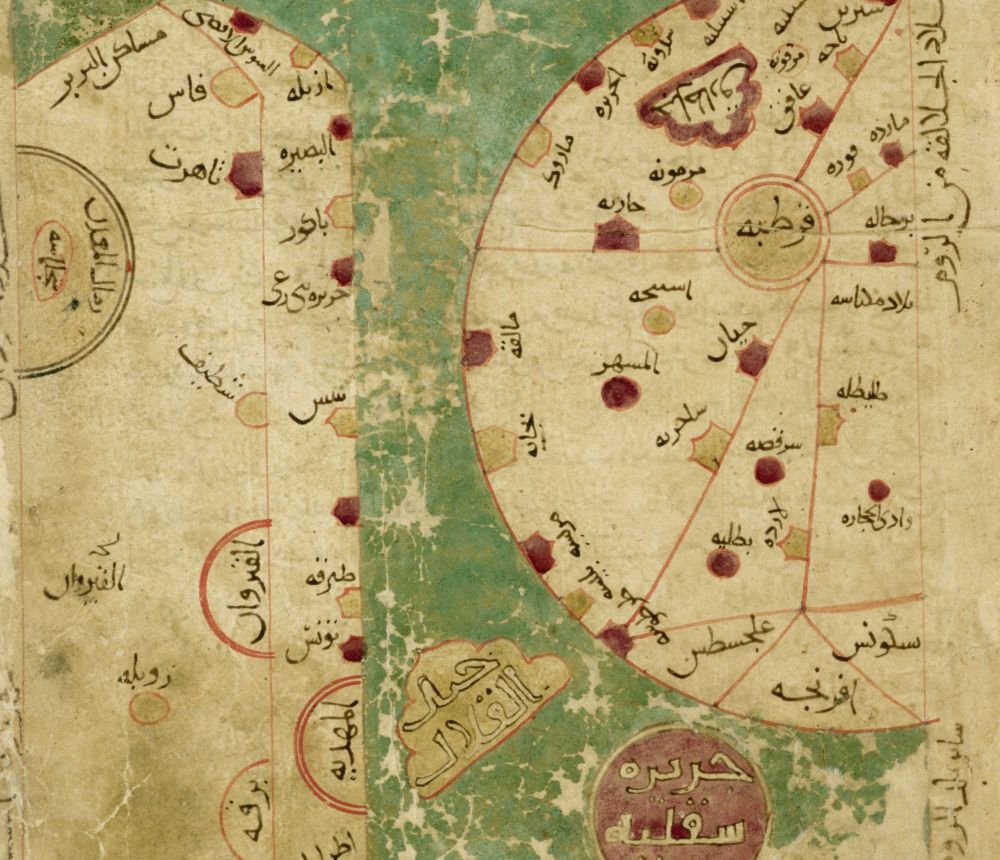 Ausschnitt einer gewesteten Karte, die einen Teil des Mittelmeers, den Süden Europas, den Norden Afrikas und zwei Inseln in abstrahierter Form zeigt. Die Ortsnamen sind in Arabisch auf der Karte eingetragen.