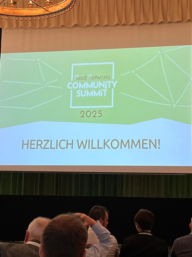 Präsentationsfolie auf einer Bühne: siedl networks Community Summit 2025

Herzlich Willkommen!