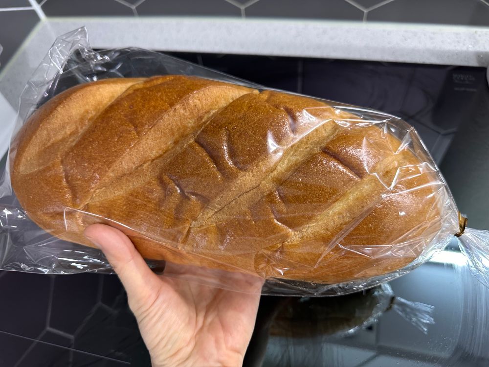 길쭉하고 커다란 빵. 사람 허벅지만한 크기다.