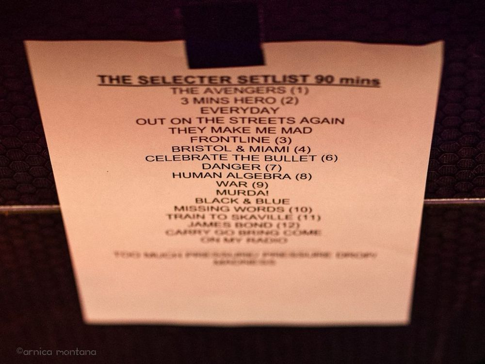 Eine Setlist mit dem Titel "THE SELECTER SETLIST 90 mins" mit einer Liste von Songs, darunter Titel wie "The Avengers", "Everyday" und "Human Algebra". Die Liste enthält nummerierte Einträge, die die Aufführungsreihenfolge angeben.