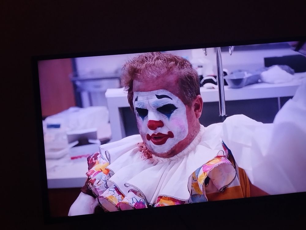 Fotograma de episódio da série The Pitt mostra um palhaço sendo atendido na emergência do hospital.