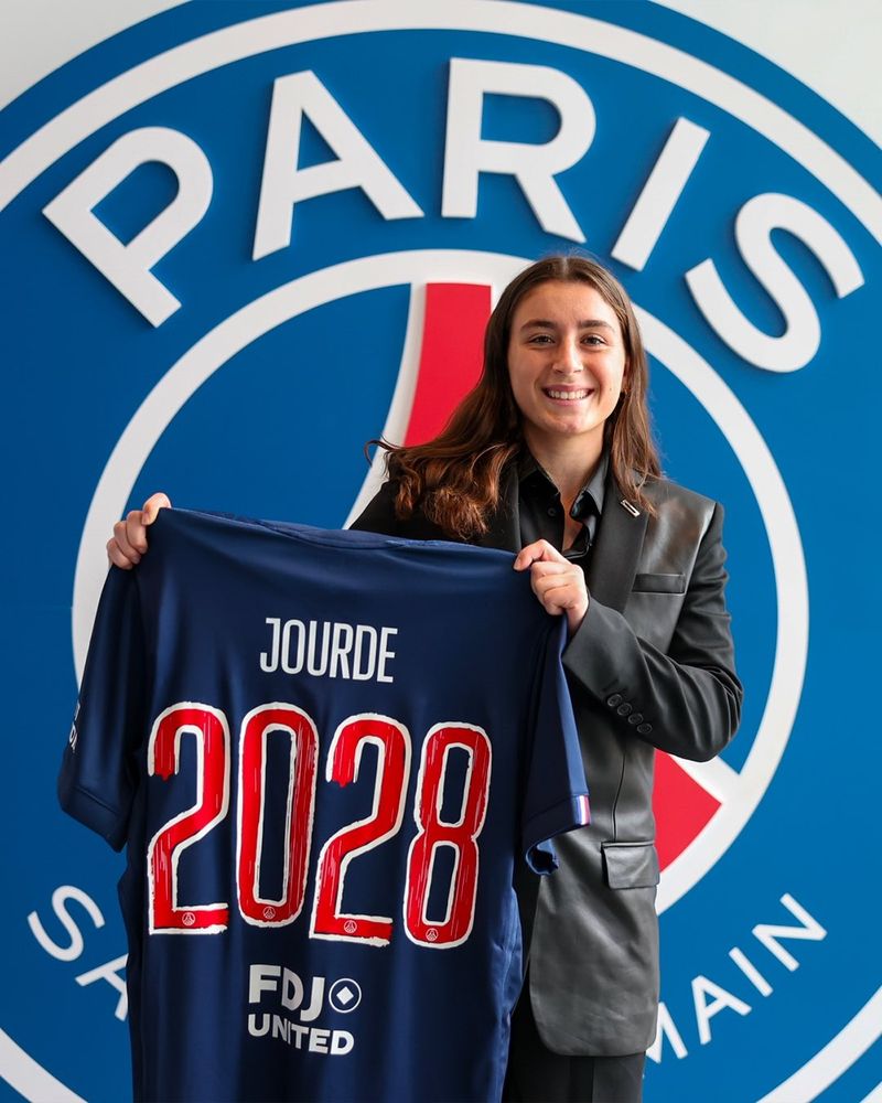 Florianne Jourde pose avec un maillot du Paris Saint-Germain floqué "Jourde 2028".