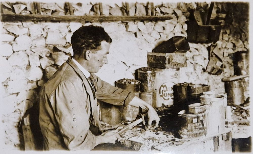 Herbert Edwards knapping gunflints in Brandon, Suffolk