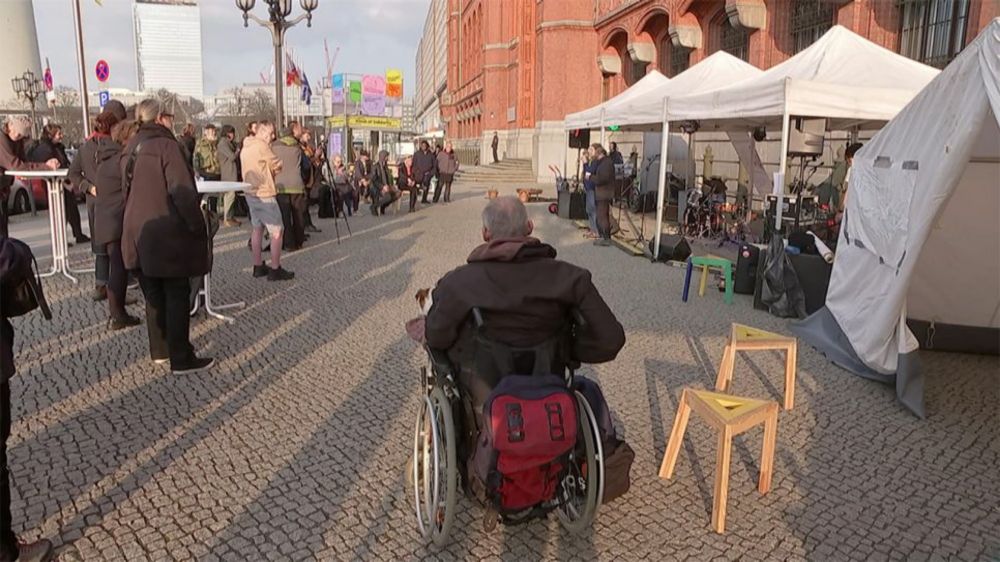 Mahnwache gegen Obdachlosigkeit vor dem Roten Rathaus