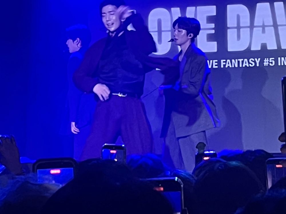 Blurry pic of cute Korean guys dancing. 