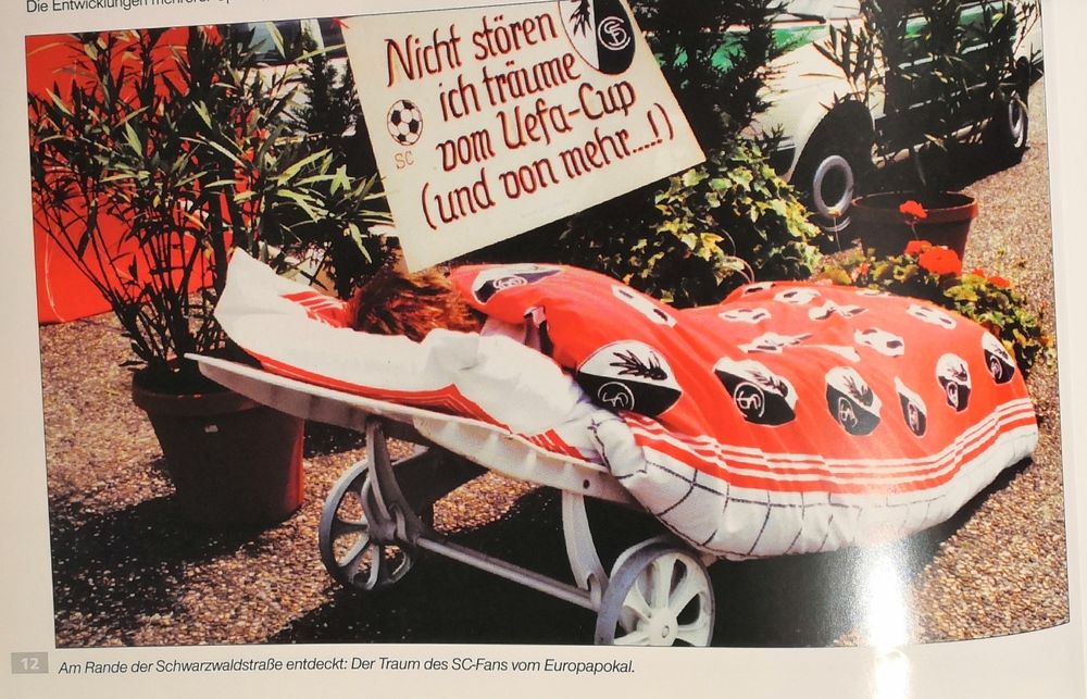 Retrobild von 1993, ein Fan legte sich mit Sc Freiburg Bettwäsche in die Schwarzwaldstraße. Auf einem Schild steht "Nicht stören, ich träume vom Uefa-Cup (und von mehr..!)"