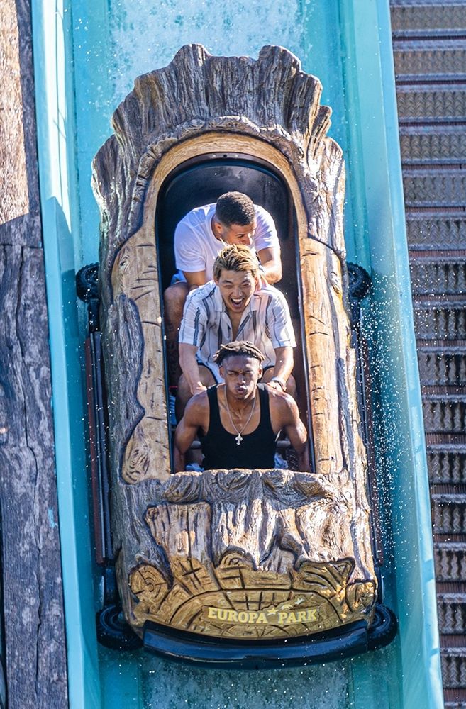 Adamu pressend, Doan frohlockend, Kyereh erschöpft im log flume im europapark 