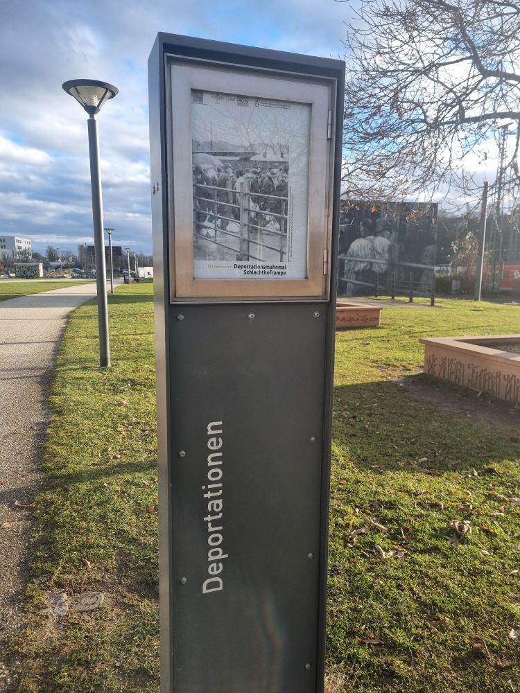 Gedenkstele mit Foto und Aufschrift "Deportationen", Wiese uns Weg