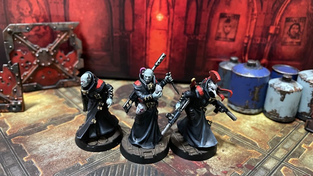 3 miniature figures of sneaky house delaque gangers from Necromunda tabletop game