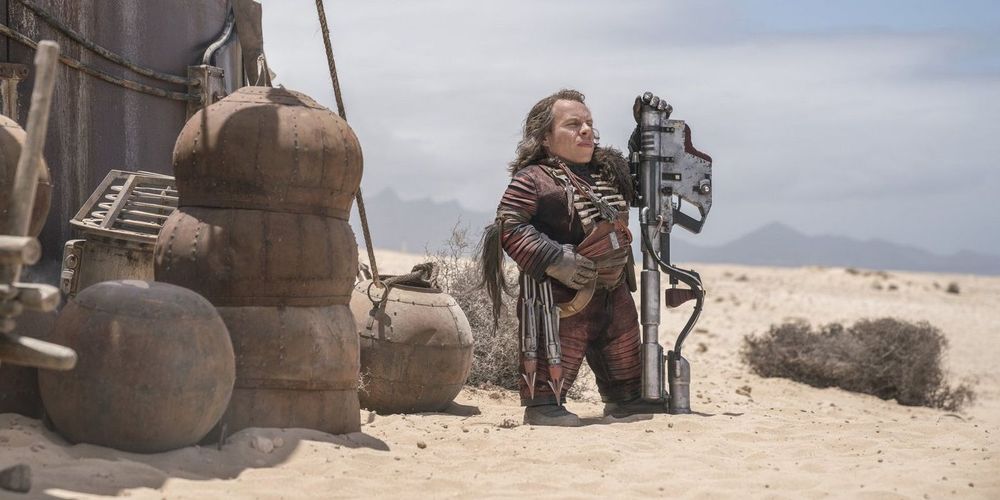 Screenshot from Solo: a Star Wars Story featuring Warwick Davis as the character Weazel.