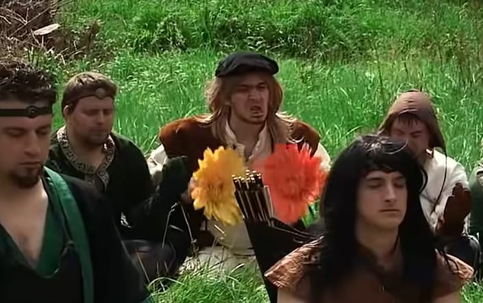 Un noob dégueu incarné par Ystos avec deux grandes fleurs comme armes