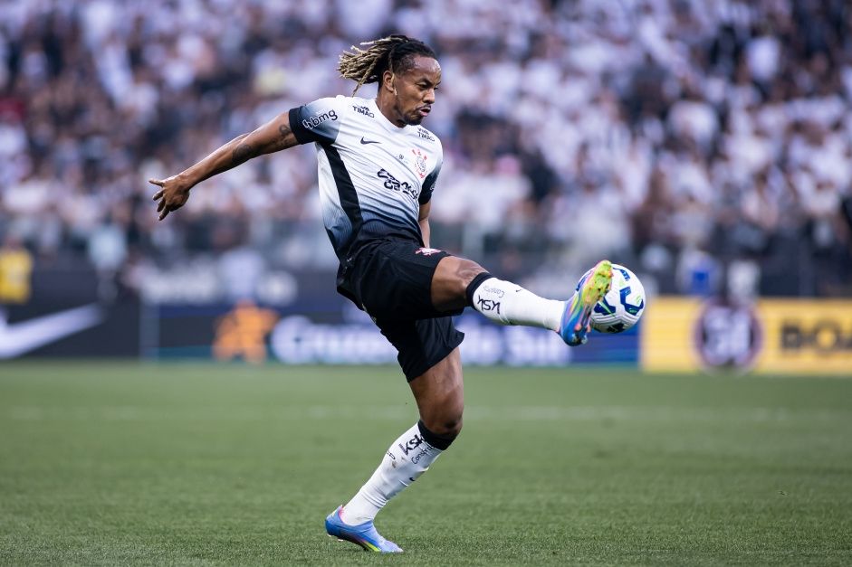 Carrillo comenta assistência em vitória do Corinthians e explica por que começou no banco