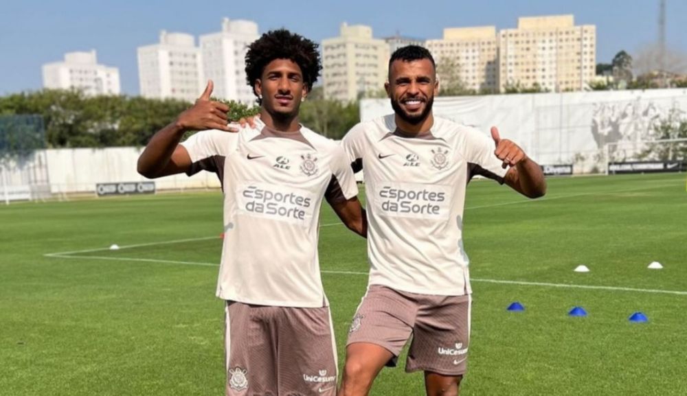 Alex Santana e Talles Magno fazem trabalho específico no gramado do CT do Corinthians