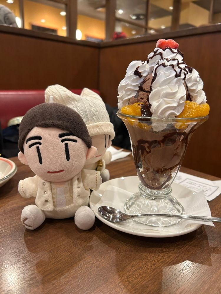 チョコレートパフェとえんがわくん（ぬい）と背後を取るえんがわくん（ぬい）
