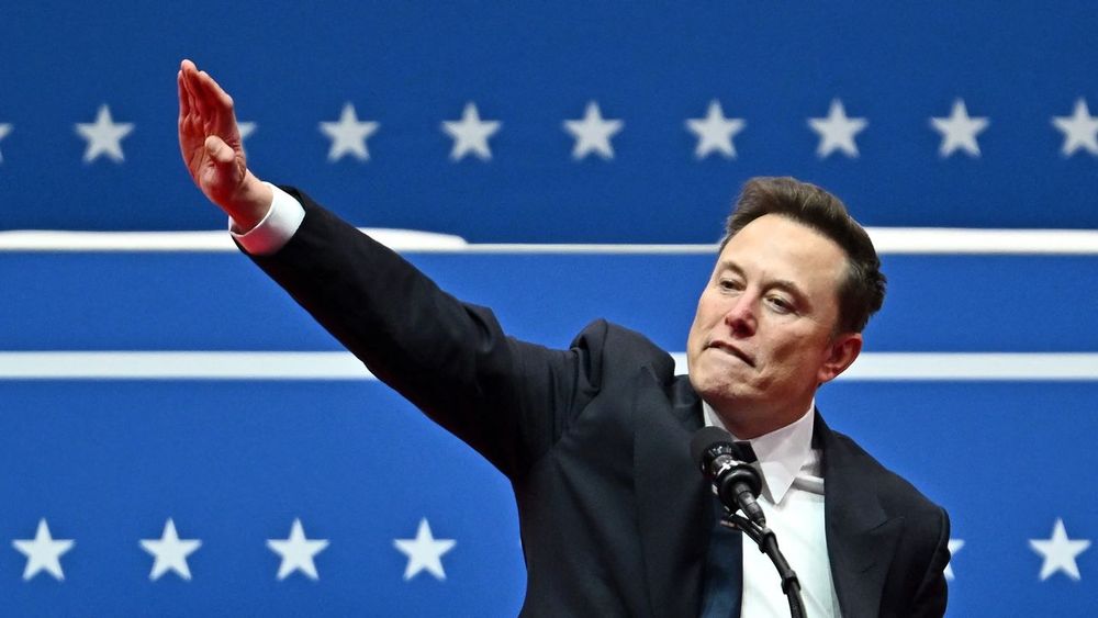 Musk faisant un salut nazi