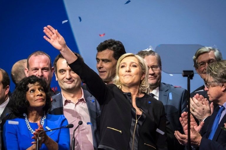 Marine Le Pen en train de saluer
