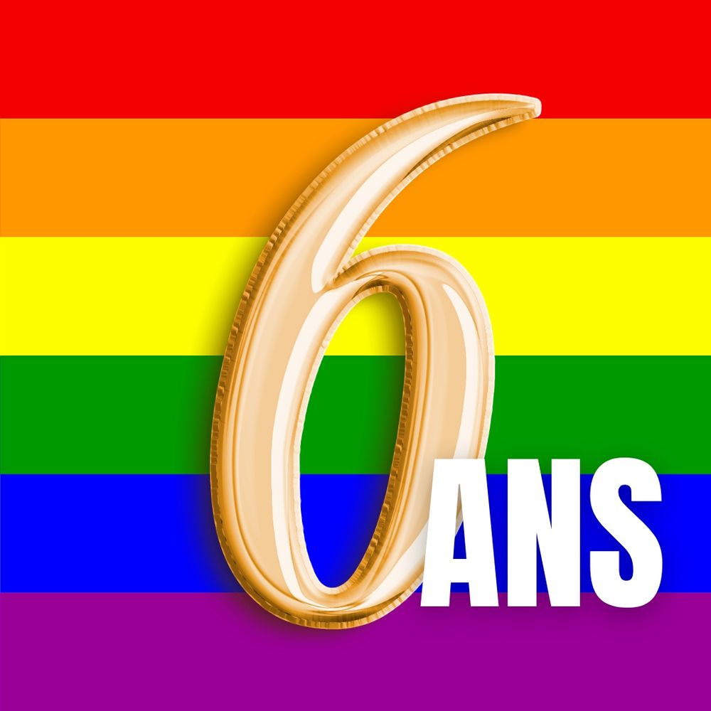 6 ans avec le drapeau LGBT+ derrière 