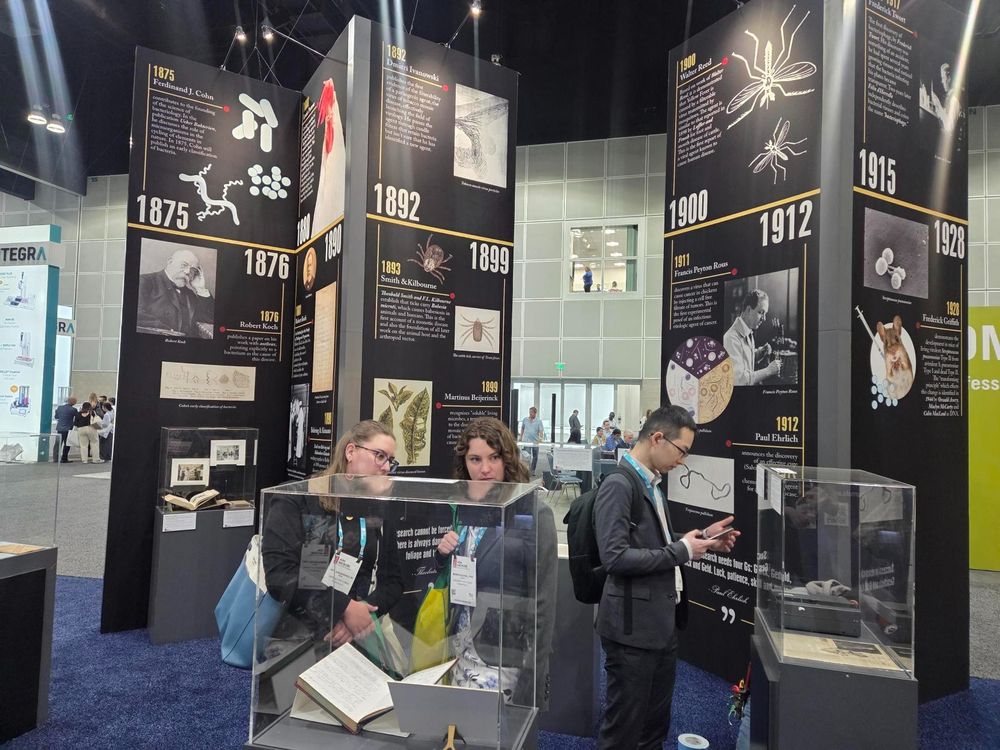 People at the CHOMA exhibit at ASM Microbe