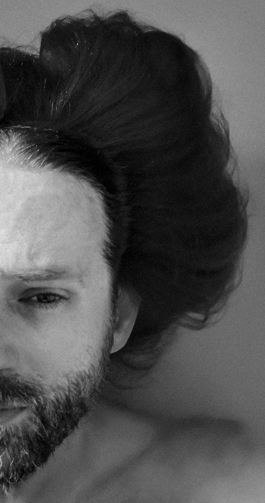 Schwarz-Weiß-Bild von mir in der Wanne, nur Porträt und nur die Hälfte des Gesichts.