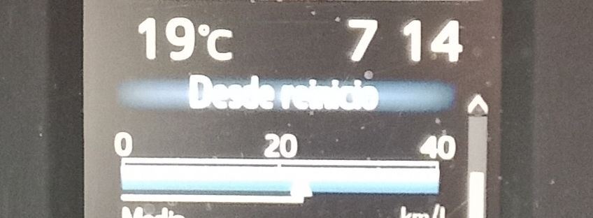 Display del coche mostrando la temperatura a las 7:14 de la mañana. 19 grados.