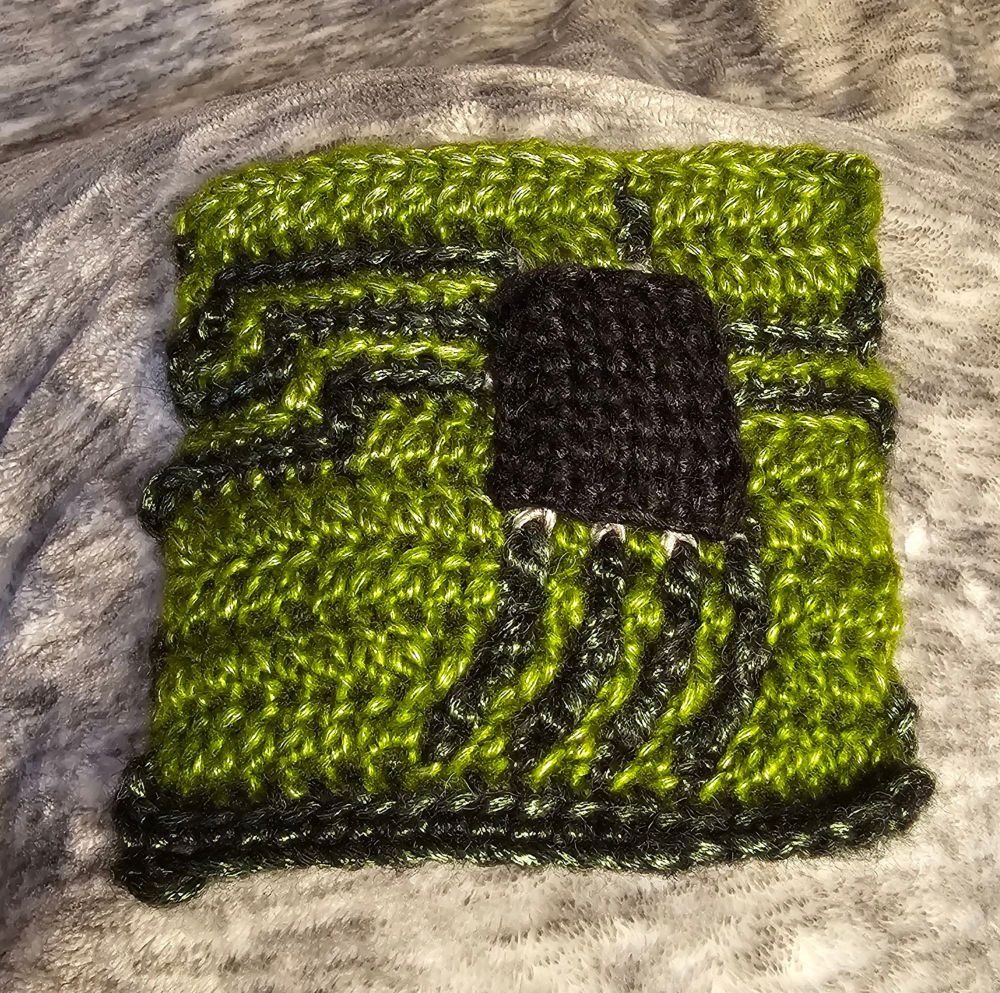 First draft sample of circuit board rendered in yarn. Kinda poor resolution in pixels, lol!
Practiced diagonals and zigzags.zigzag.
Learned things, should have begun with light green.