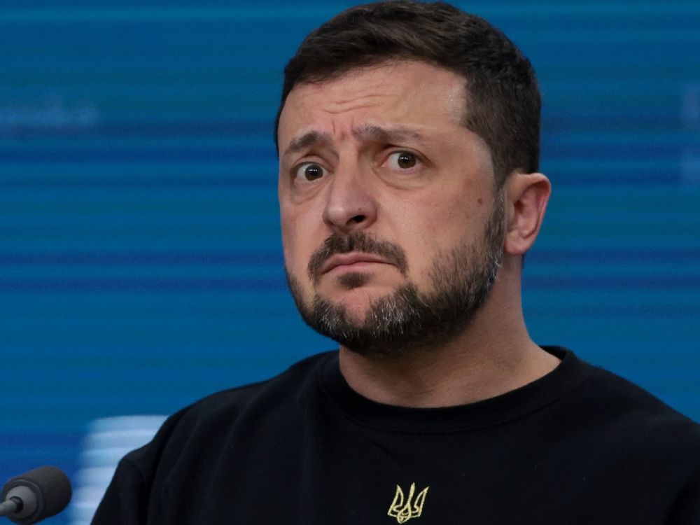 Zelensky, presidente da Ucrânia, com cara de assinado, testa franzida, olha diretamente pra câmera 