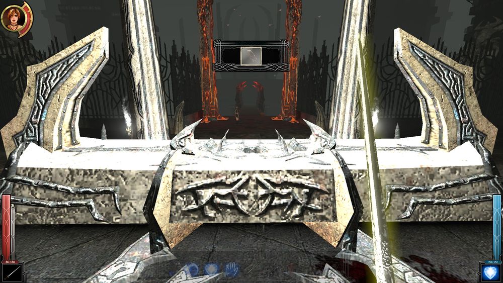 tela de dark messiah of might and magic. um altar branco está na frente do jogador, e há um icone indicando um item que pode ser colocado no altar. no fundo, um portão e pilares vermelhos indicam um outro caminho que pode ser seguido. na mão direita do jogador há uma espada com brilho dourado, no lado esquerdo da tela há um medidor de vida e do lado direito da tela há um medidor de mana.