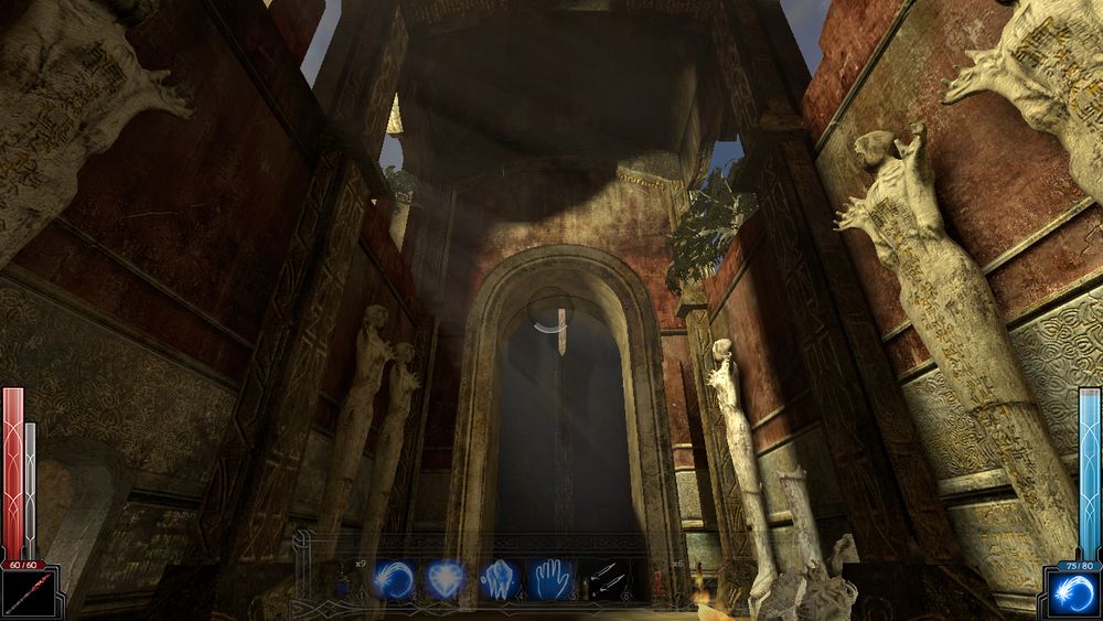 tela de dark messiah of might and magic: um corredor de um templo com pilastras e estátuas, raios de sol passam pela estrutura, e no fundo há um grande portão