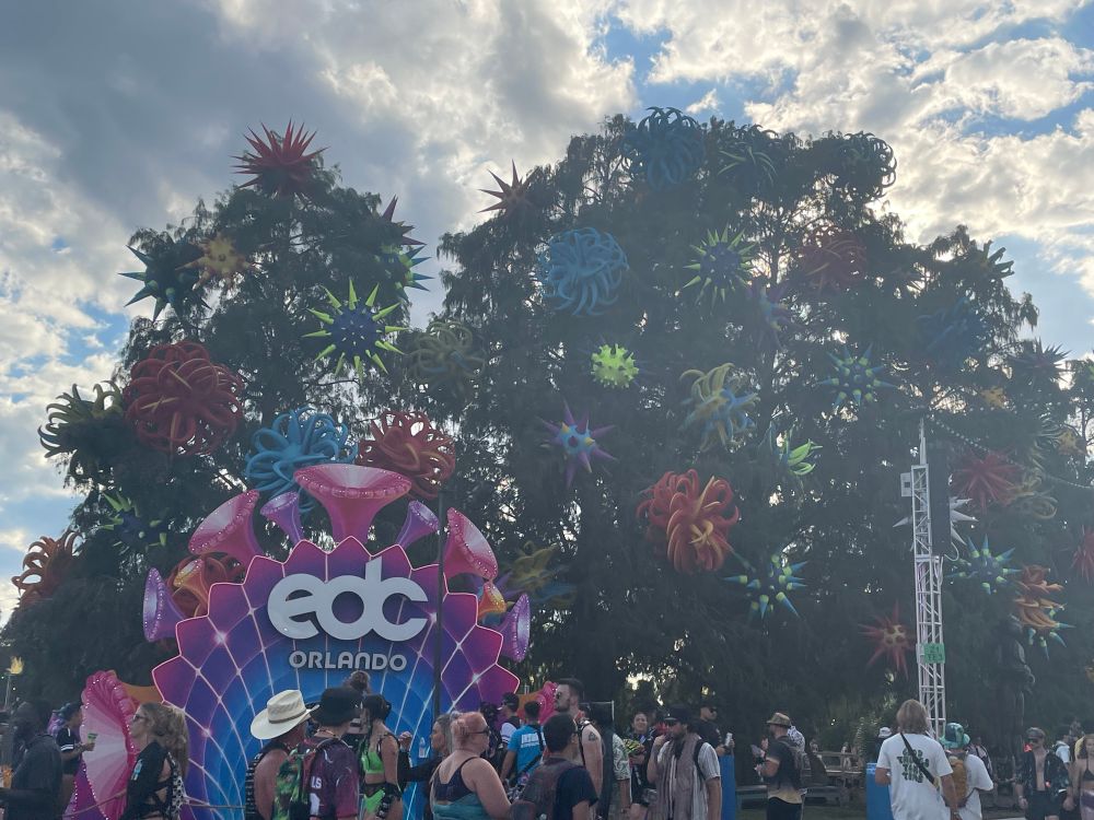 A shot of the sky, trees, and EDC Orlando photo op