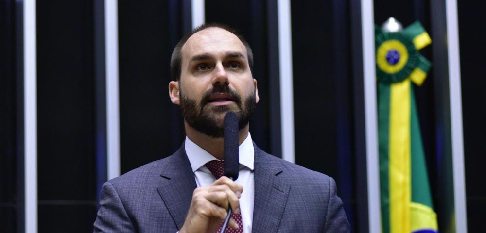 Justiça bloqueia contas de Eduardo Bolsonaro por dívida com advogado