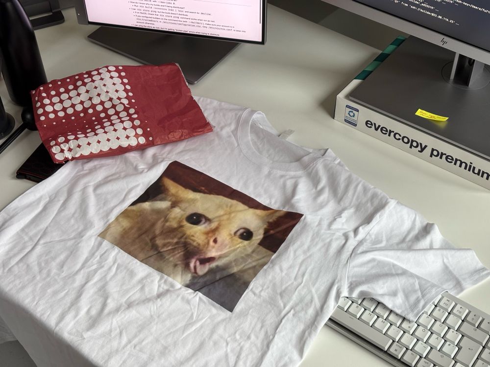 T-Shirt mit dem Coughing-Cat-Meme aufgedruckt