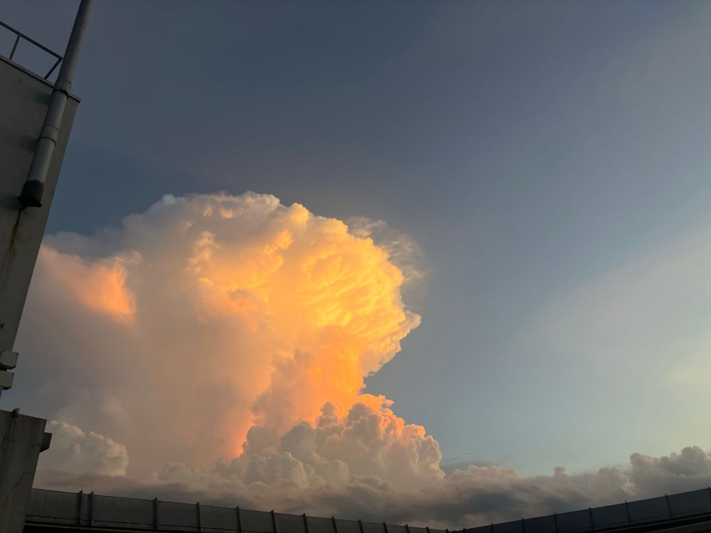 夕日に染まった積乱雲