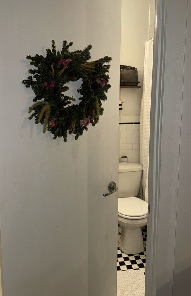 Toilet wreath