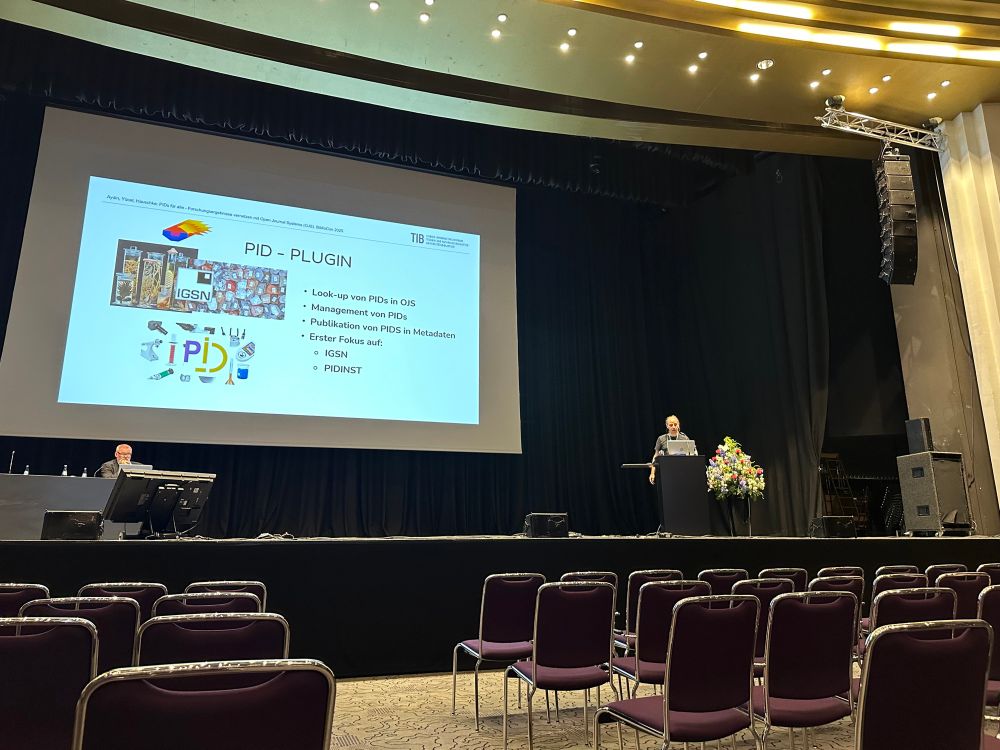 Christian Hauschke in der Session „Metadaten und KI“: PIDs für alle - Forschungsdaten vernetzen mit OJS