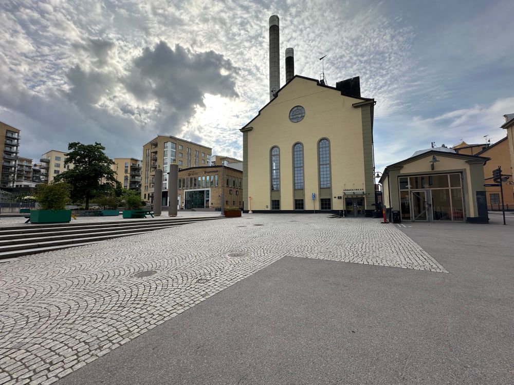 torget mellan flygeln och värmekyrkan i norrköping. minns inte vad festivalen hette som var här med maggio spelade lite efter att satan i gatan släppts