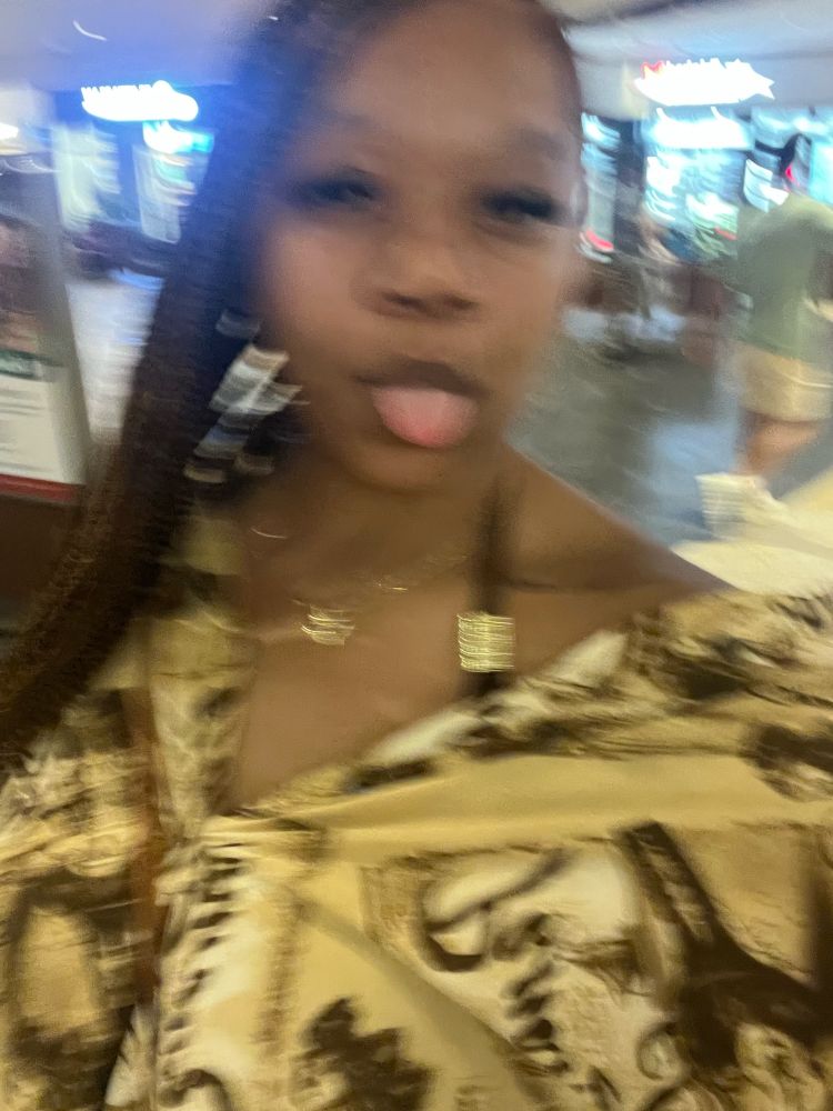 destinee in hawaii looking da the huzz 