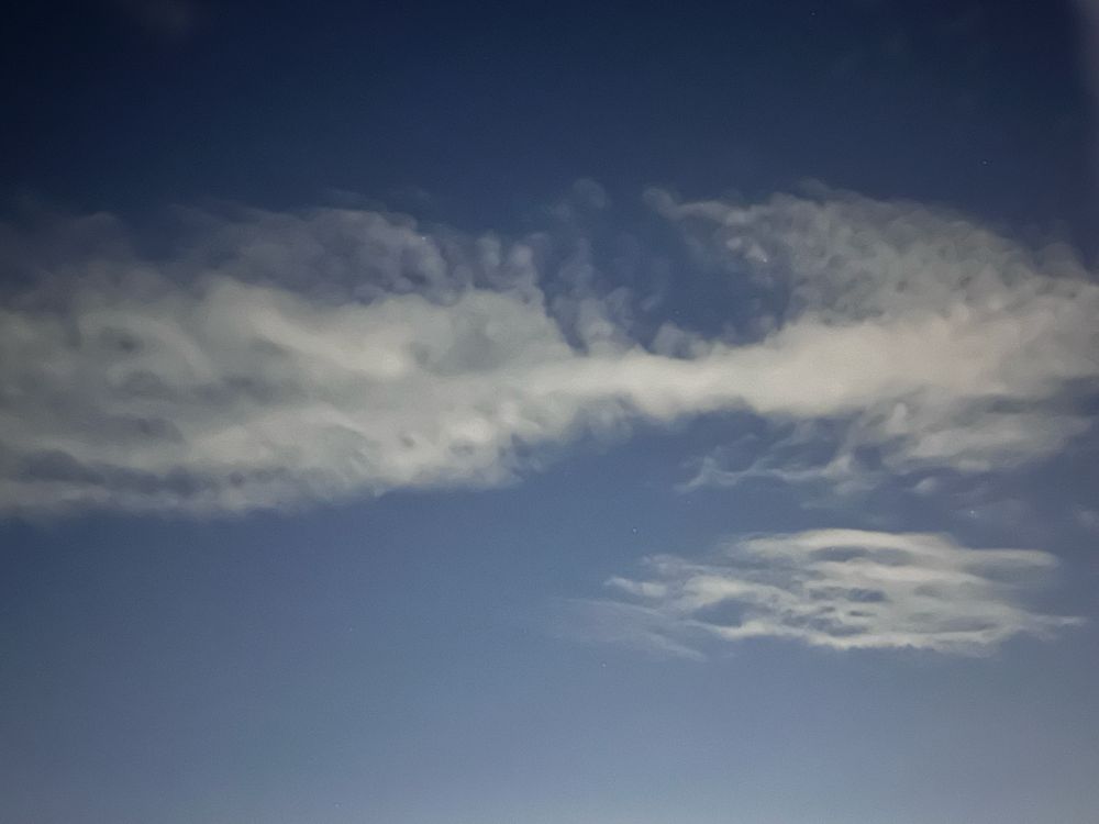 少し晴れた夜の青空