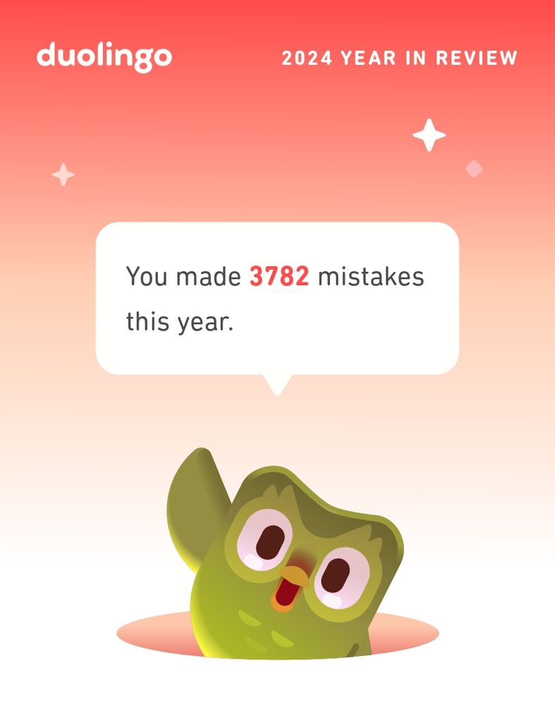 Imagem da retrospectiva do Duolingo, na qual o mascote Duo, um pássaro verde, acena saindo de um buraco vermelho com iluminação tenebrosa e diz "você cometeu 3782 erros este ano".