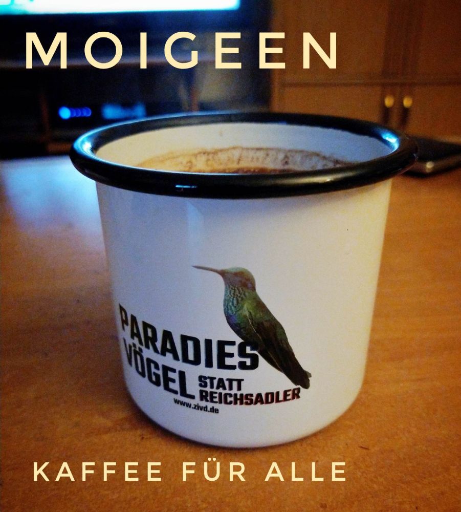 Eine Tasse aus Metall ist zu sehen . Weiß mit dem Aufdruck "Paradies Vögel statt Reichsadler"