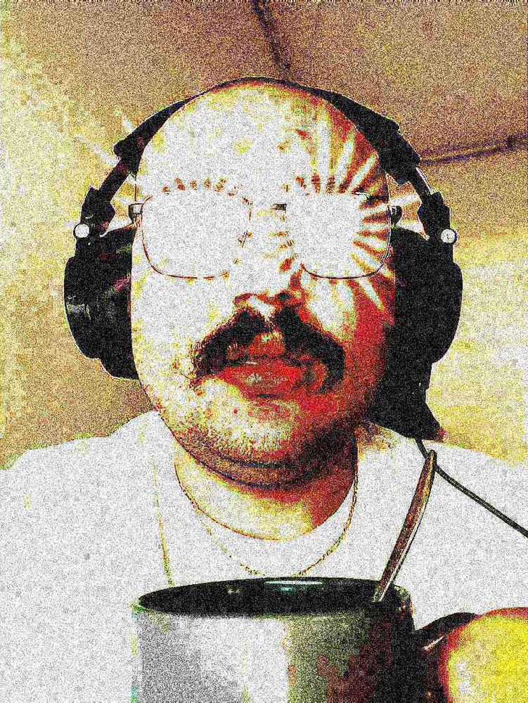 Photo deepfried de moi, comme la précédente. cette fois mes yeux sont illuminés.