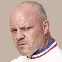 Philippe Etchebest, photo portrait où il lève le sourcil. La même photo 4 fois.