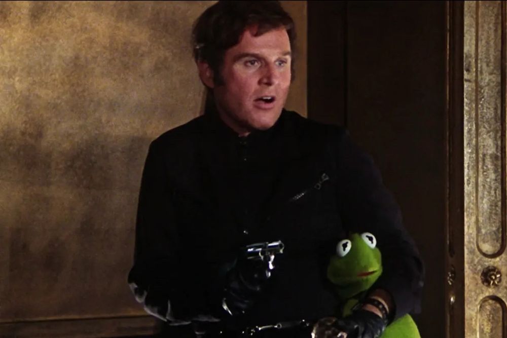 Charles Grodin as Nicky holds Kermit the Frog hostage in The Great Muppet Caper. 