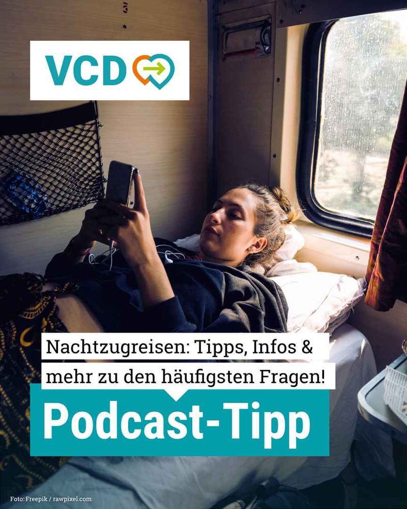 Auf dem Foto sieht man eine Frau, die im Nachtzug auf einer Liege liegt. Links oben das VCD-Logo und im Vordergrund der Text: Nachtzugreisen: Tipps, Infos und mehr zu den häufigsten Fragen